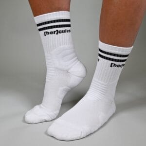 [her]cules Bamboo Performance Socks – vita träningsstrumpor i bambu med vit logotyp, mesh-översida, förstärkta ankelpaneler och randig dämpande sula.